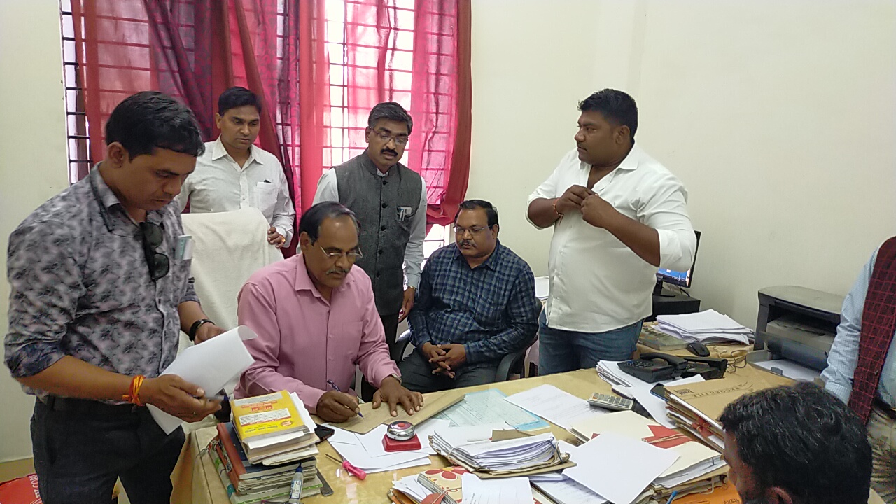 रीवा मध्य प्रदेश में लोकायुक्त की बड़ी कार्रवाई सहायक पंजीयक फर्म एवं सोसायटी कार्यालय में 3000 रिश्वत लेते हुए रंगे हाथ लोकायुक्त टीम ने पकड़ा