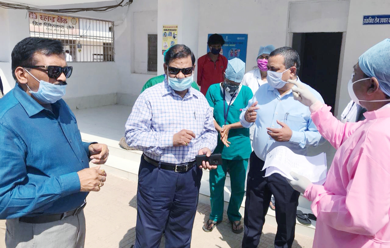 कमिश्नर डॉ. भार्गव ने किया सीधी जिला अस्पताल का निरीक्षण  सामाजिक दूरी बनाये रखकर जीती जा सकती है कोरोना से जंग - डॉ. भार्गव
