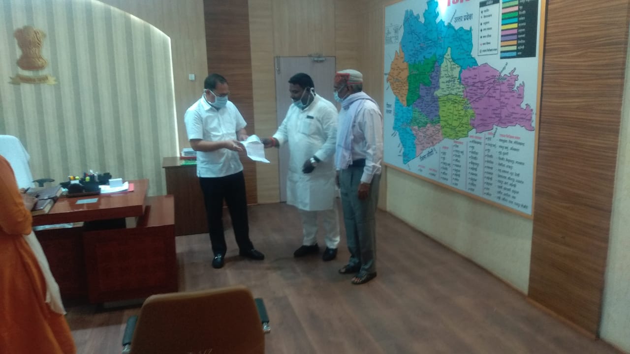  सरदार पटेल संस्थान निरालानगर रीवा से श्री बसंत कुर्रे कलेक्टर रीवा को 100000/- कोविड -19 (कोरोना वायरस) से पीड़ित हेतु सहायता राशि प्रदान की  ।