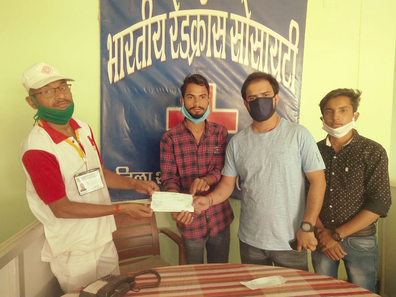 कोरोना से लड़ने के लिए एनएसयूआई ने रेडक्रास को सौपे 11 हजार रुपये