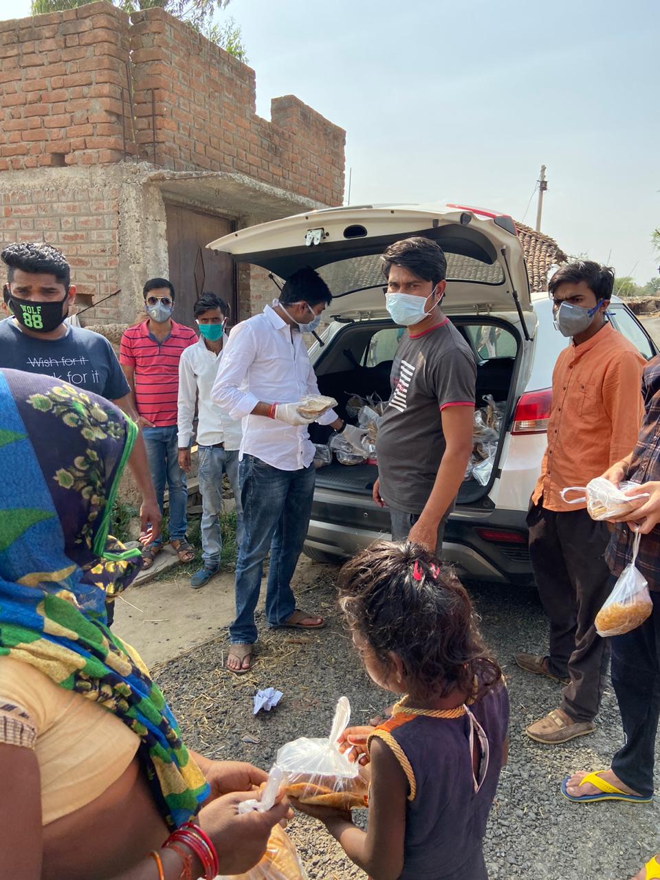 यूथ कांग्रेस परिवार जिला रीवा द्वारा लगातार  नौमें दिन जिला अध्यक्ष दिवाकर द्विवेदी  के आह्वावन वितरण गया किया गया भोजन