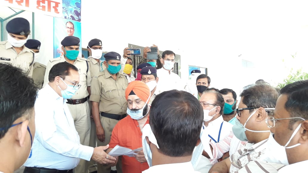  जिला कांग्रेस कमेटी ने शहर अध्यक्ष गुरमीत सिंह मंगू भैय्या के अगुआई में जिला कलेक्टर बसन्त कुर्रे जी को रीवा जिले को कोरोना बीमारी से बचाने मिले