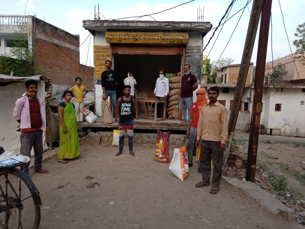 गरीबों को  खाद्यान्न वितरण  कराते शिव सिंह ने कहा कि आंशिक व्यवस्था से काम नहीं चलेगा