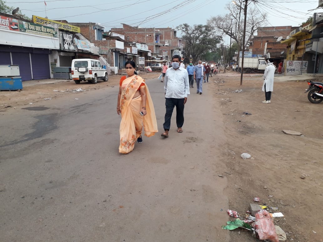 सुबह सुबह एस डी एम मऊगंज नगर में लॉक डाउन का लिया जायजा