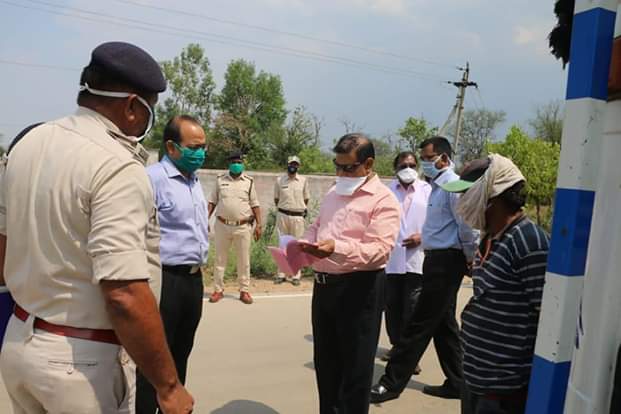 मध्यप्रदेश छत्तीसगढ़ बॉर्डर का कमिश्नर डॉ. भार्गव ने किया निरीक्षण  सीमावर्ती ग्रामों के अन्य रास्तों की निगरानी के लिए ग्राम रक्षा समिति का करें गठन - कमिश्नर डॉ. भार्गव
