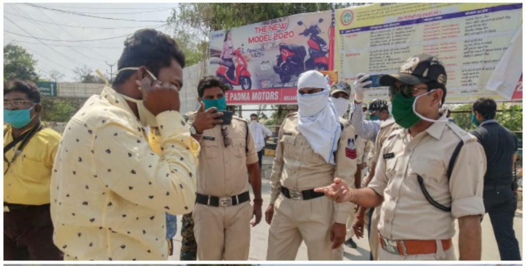  रीवा मे लॉक डाउन के तहत सडको मे आवारा व फाल्तू घूमने वालो को समझाने रीवा पुलिस ने किया अनोखा प्रयास