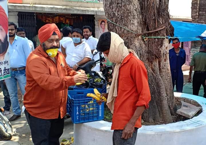 लाक डाउन  के बीच जरूरतमंदों को राशन सामग्री तथा फल पहुंचा कर गुरमीत सिंह मंगू का कांग्रेस कार्यकर्ताओं ने मनाया जन्मदिन