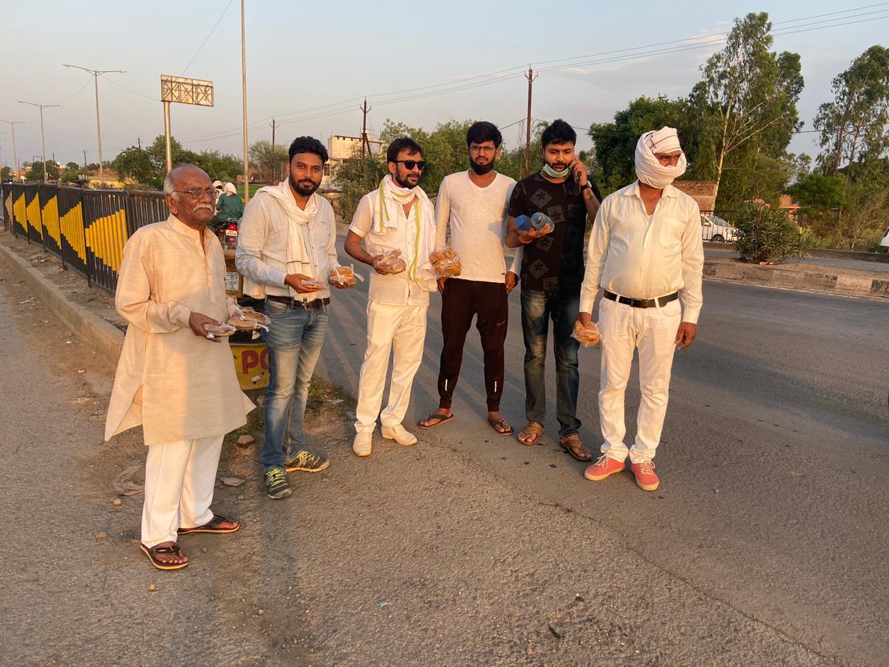 बाईपास से निकलने वाले राहगीरों एवं जरूरतमंदो को सरदार सेना ने वितरित किया भोजन का पैकेट