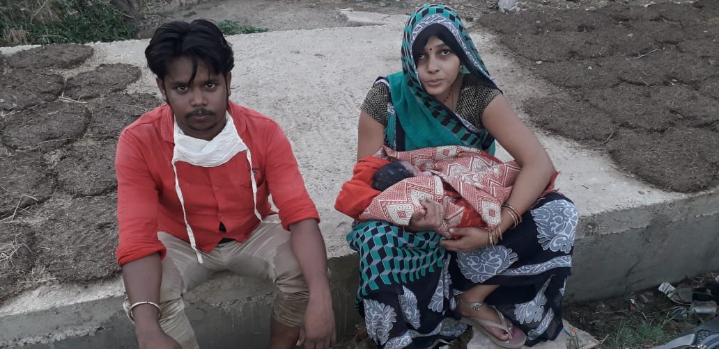 मनगवां चेक पोस्ट के पास ट्रक के अंदर महिला ने बच्ची को जन्म दिय