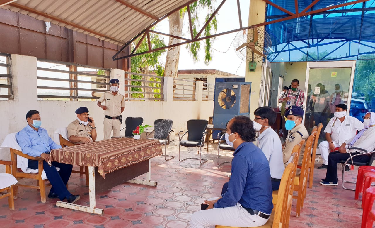 कमिश्नर डॉ. भार्गव ने चाकघाट बॉर्डर का लिया जायजा कमिश्नर डॉ. भार्गव ने चाकघाट में प्रवासी मजदूरों की समस्याओं का किया समाधान 