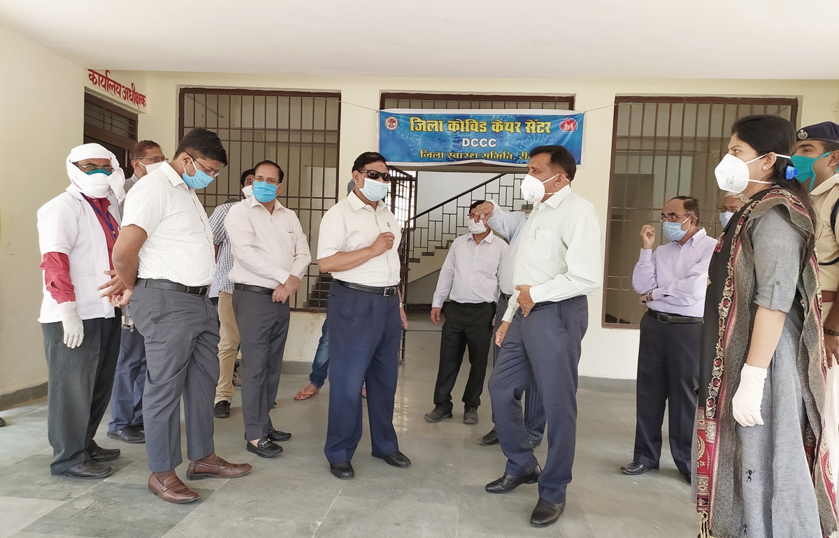कमिश्नर ने क्वारेंटाइन केन्द्रों का किया निरीक्षण