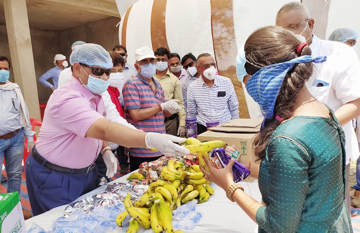 प्रवासी मजदूरों की सेवा करके चिकित्सकों ने किया अनुकरणीय कार्य – कमिश्नर कमिश्नर ने डॉक्टरों द्वारा नि:शुल्क भोजन तथा दवा वितरण का किया शुभारंभ  
