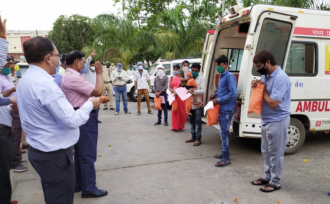कोरोना से मुक्त हुए 9 रोगियों का पुष्प वर्षा से किया गया स्वागत  कमिश्नर तथा कलेक्टर ने कोरोना से मुक्त हुए रोगियों का किया स्वागत 