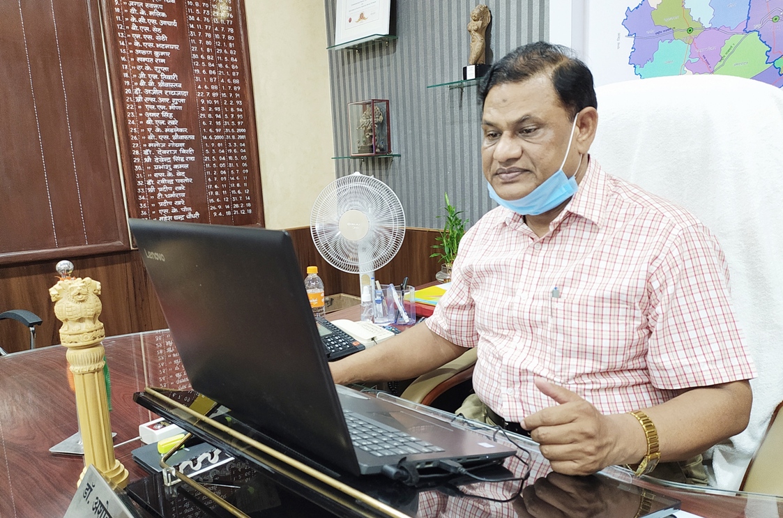 डिजिलेप अभियान को पूरे संभाग में युद्ध स्तर पर चलायें - कमिश्नर डॉ. भार्गव  अब नहीं रूकेगी पढ़ाई - डिजिटल लर्निंग से होगी विद्यार्थियों की पढ़ाई - कमिश्नर 