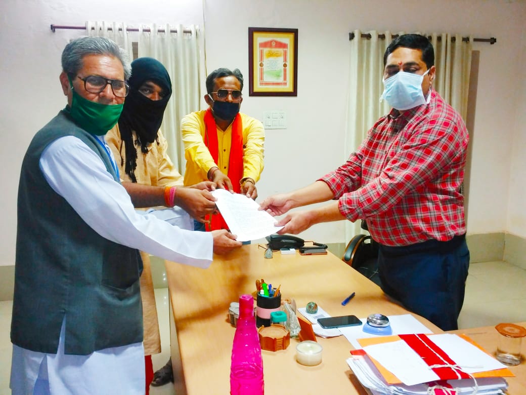 पत्रकार महासंघ ने पुष्पेन्द्र के साथ मारपीट करने वाले आरोपियों को गिरफ्तार कराने एआईजी को सौंपा ज्ञापन