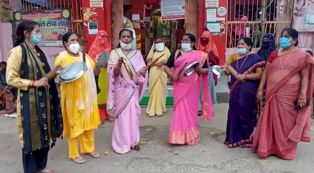  रीवा सांसद के बयान पर भड़की महिलाएं,बेलना से थाली बजाकर किया विरोध