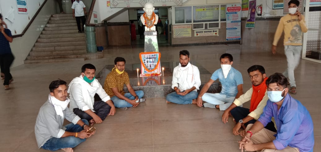 *एनएसयूआई ने गांधी के प्रतिमा के समक्ष बैठकर रखा श्रद्धाजंलि व मौन उपवास