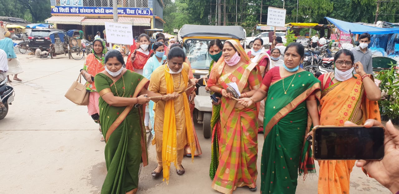 डीजल पेट्रोल के बढ़े दामों के खिलाफ संपूर्ण देश में महिला कांग्रेस द्वारा सुष्मिता देव जी के नेतृत्व में विरोध प्रदर्शन किया गया 