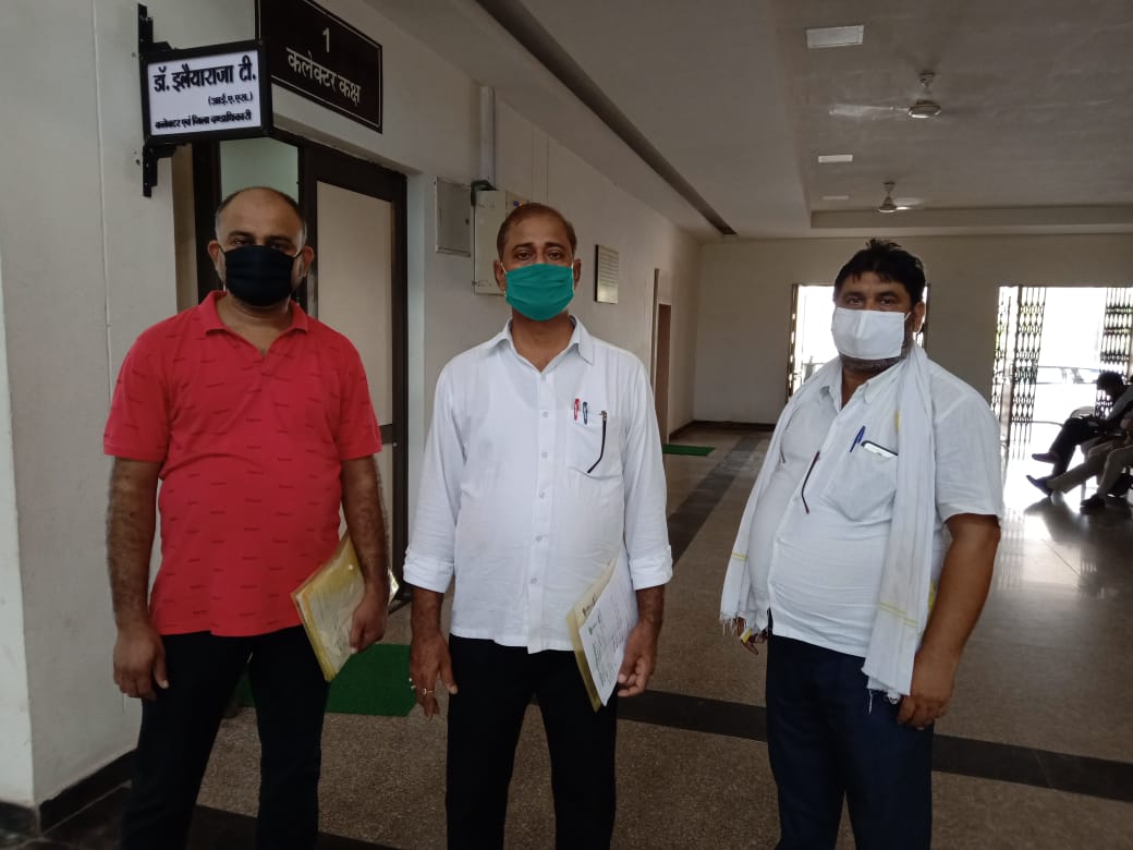 रतहरा से चोरहटा सड़क अनियमितता मामले मे शिव सिंह ने कलेक्टर को सौपा ज्ञापन