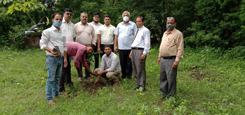     जिला अभियोजन कार्यालय द्वारा किया गया वृक्षारोपण प्रकृति ही जीवन का आधारः डीपीओ