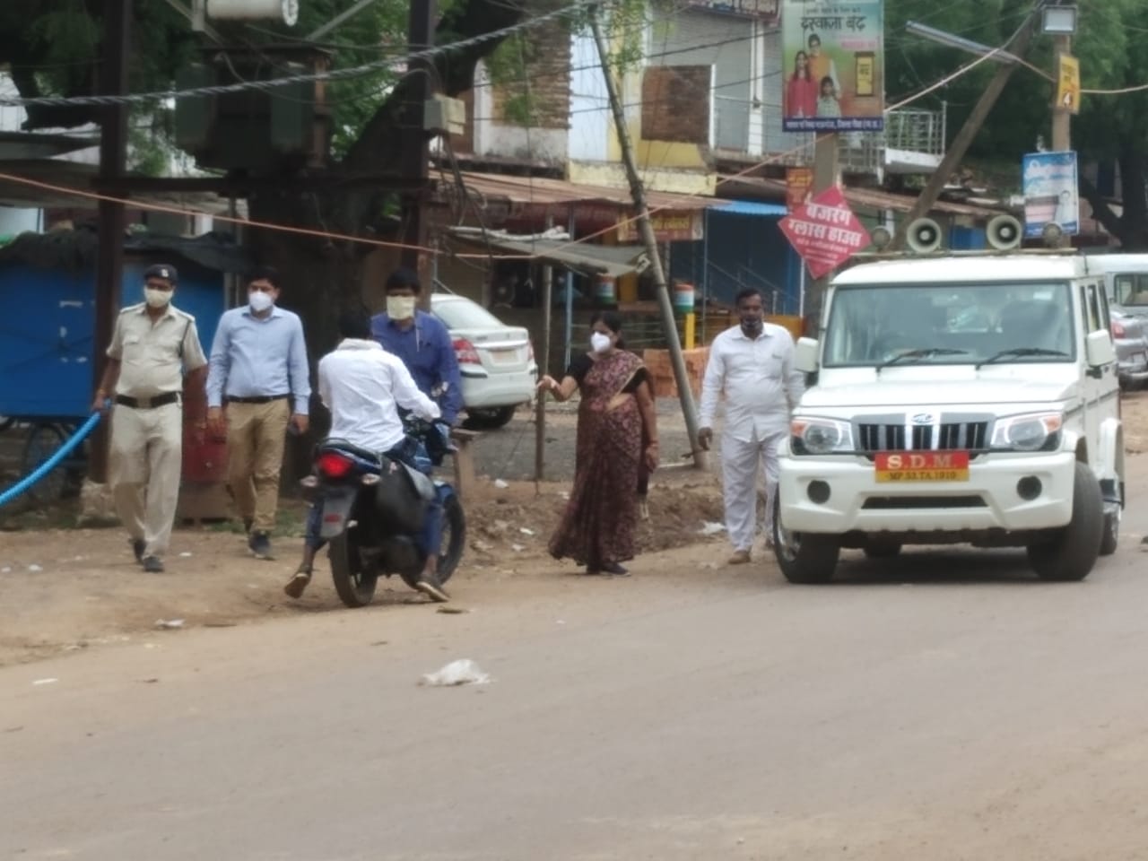 *रविवार लॉकडाउन को लेकर राजस्व अमले का फ्लैग मार्च