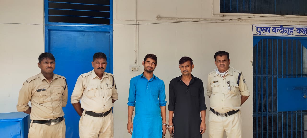 *श्रीमान पुलिस अधीक्षक श्री राकेश कुमार सिंह , अति. पुलिस अधीक्षक श्री शिव कुमार वर्मा के निर्देशानुसार एसडीओपी सिरमौर के मार्गदर्शन में थाना प्रभारी सिरमौर शैल यादव एवम टीम ने एस सी एस टी एक्ट में फरार आरोपियों को किया गिरफतार*. 