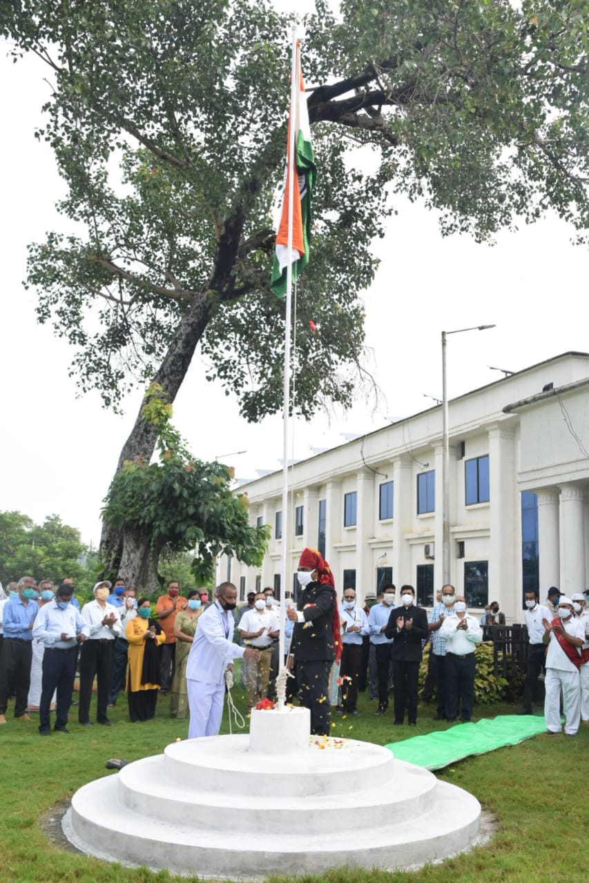 स्वतंत्रता दिवस की 74वीं वर्षगांठ पर कलेक्टर डॉ. इलैयाराजा टी ने कलेक्ट्रेट कार्यालय में ध्वजारोहण किया