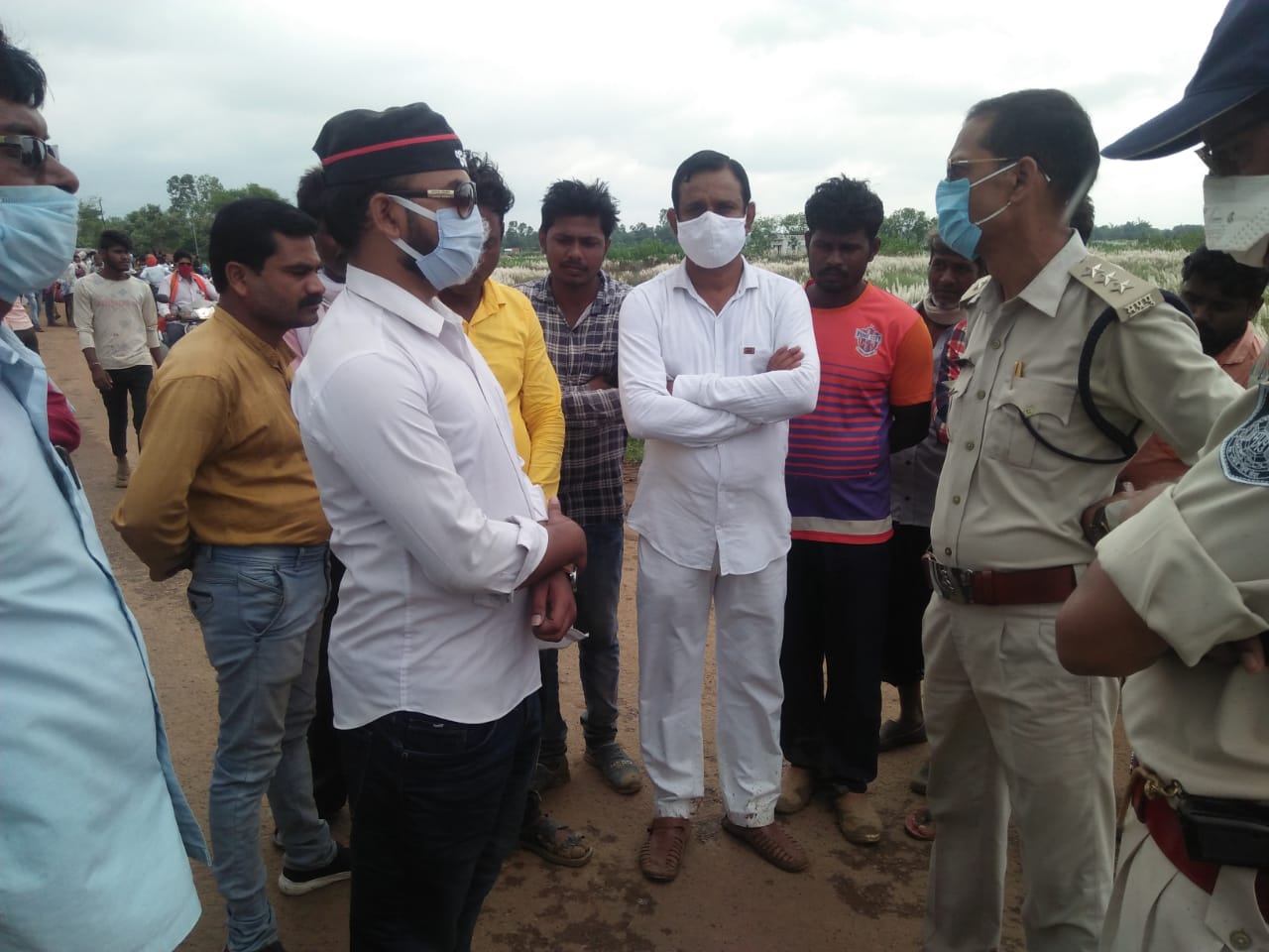 रीवा जिला विधानसभा देवतालाब थाना लौर अंतर्गत दलित युवक रामलाल साकेत निवासी पटपरा की मनुवादियों ने हत्या कर रोड के किनारे फेंक दिया
