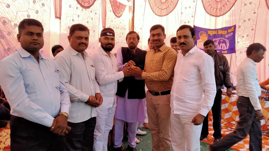 रीवा जिला विधानसभा देवतालाब डगडऊआ में भारतीय संविधान में निर्माता भारत रतन बाबा साहब डॉ आंबेडकर जी की मूर्ति पर पुष्पअर्पित माल्यार्पण कर कार्यक्रम की शुरुआत 
