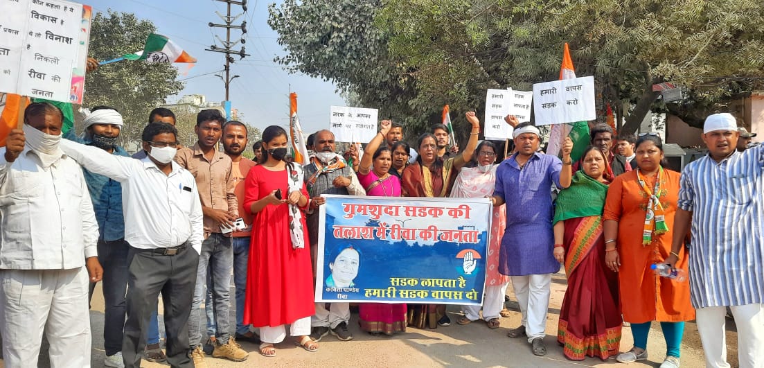 रतहरा से चोरहटा माॅडल रोड गड्ढ़ो मे हुई तब्दील शुरू हुआ उग्र आन्दोलन  