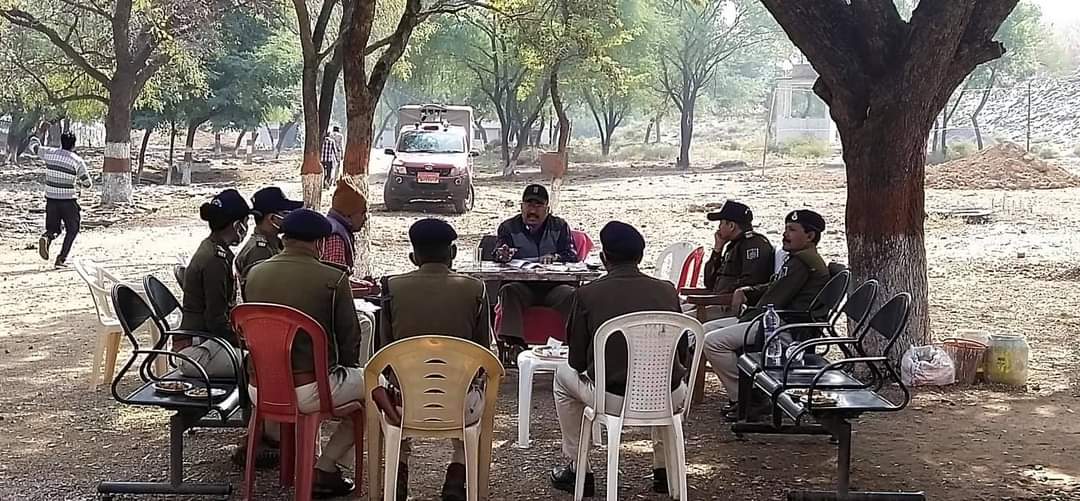 एसडीओपी डी.पी. सिंह ने डभौरा अनुविभागीय क्षेत्र के समस्त थानों की अपराधिक समीक्षा बैठक बुलाई व अतरैला थाना का वार्षिक निरीक्षण किया गया!