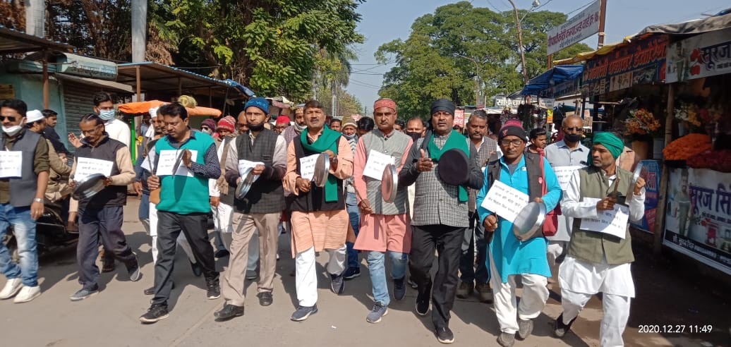 किसान बिल के विरोध में रीवा जिले  के किसानों ने थाली बजाकर  प्रधानमंत्री के मन  की बात का किया जबरदस्त विरोध