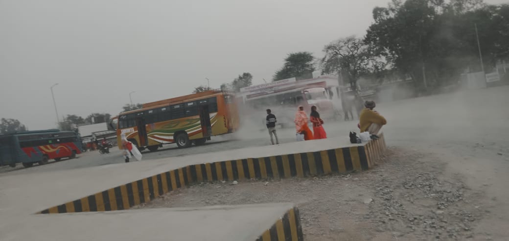   *बस स्टैंड धूल से हो रहा है परेशान यात्री*