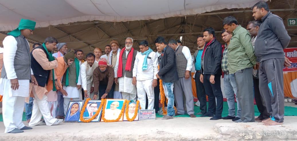 किसान बिल के विरोध में  किसानों ने करहिया मंडी में शुरू किया अनिश्चितकालीन धरना