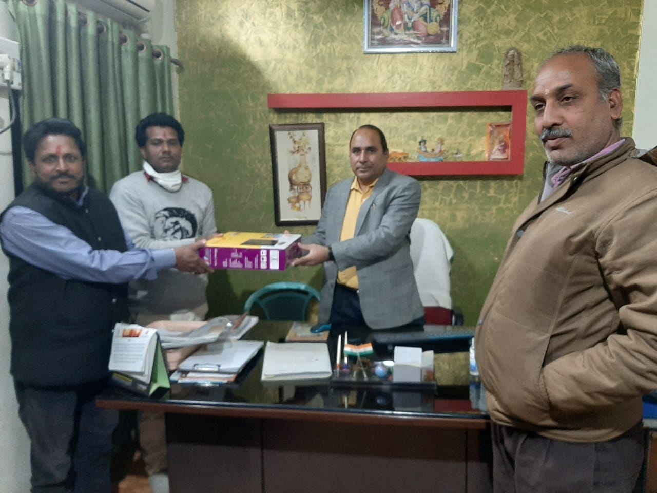 *डॉ एस०एस तिवारी ने छात्रों को वितरित किया कम्प्यूटर*