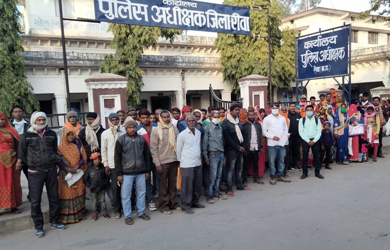 रीवा जिला विधानसभा मनगवां ग्राम सोनवर्षा में मनुवादियों ने बहुजन समाज के आदिवासी युवक कि  हत्या कर दी,डॉक्टर व पुलिस आरोपी से मिलकर पोस्ट मार्टम में ऐक्सिडेंट साबित करने में लगे हैं