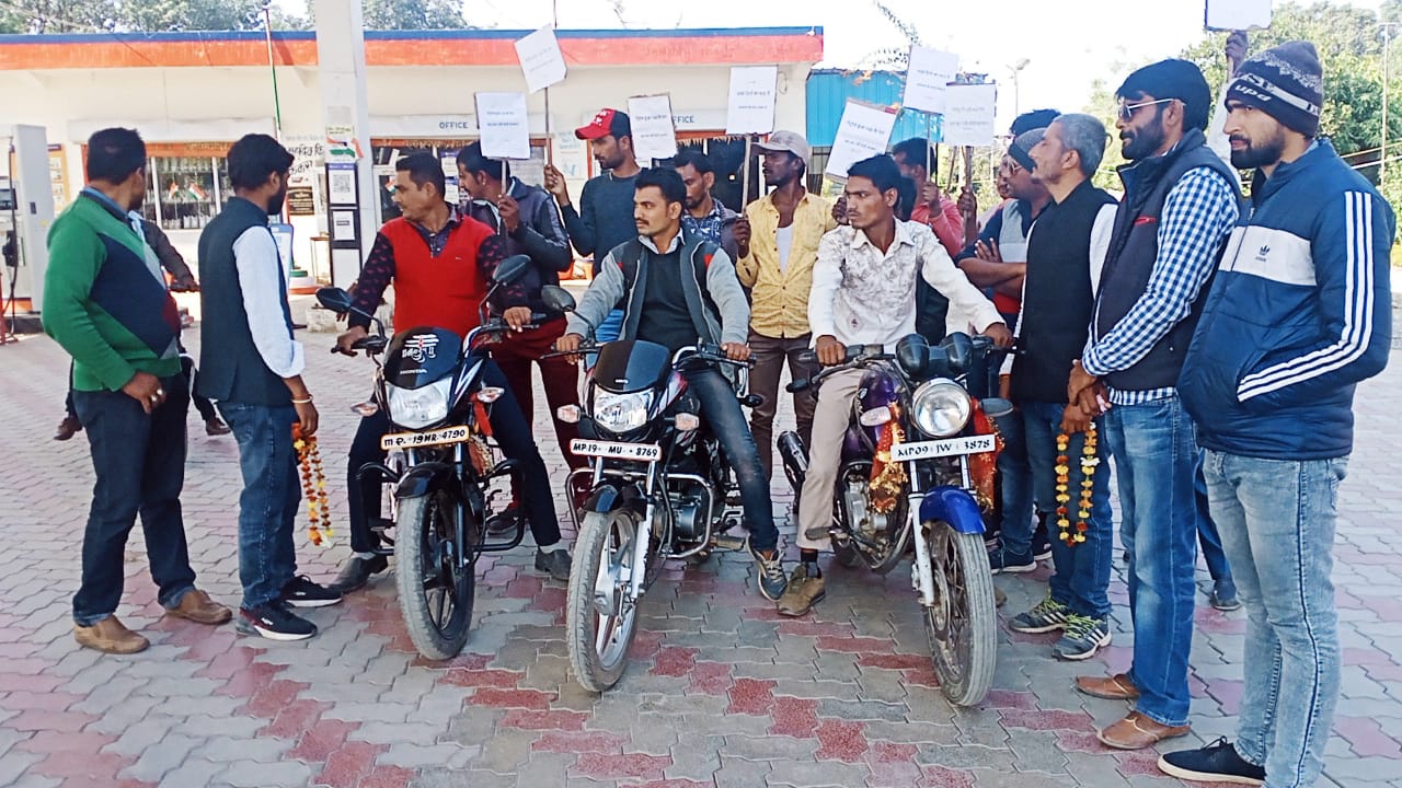 युवा कांग्रेस के निर्देशानुसार अमरपाटन विधानसभा में पेट्रोलियम पदार्थों की बढ़ती हुई कीमतों और किसान बिल के विरोध में 