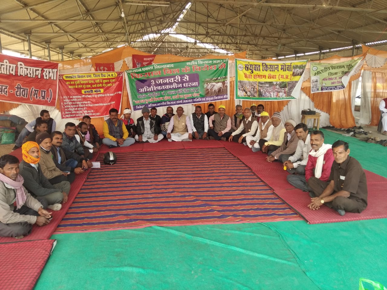 किसान बिल के विरोध 34वें दिन किसान नेता नरेन्द्र सिंह के नेतृत्व में दिया गया धरना