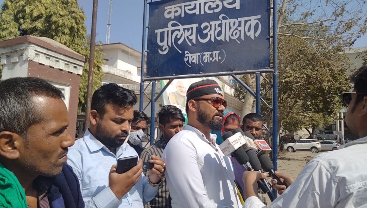  रीवा जिला थाना लौर ग्राम तमरी में दलित महिला विमला साकेत के साथ मनुवादी युवक पिंटू उर्फ दिलीप पांडे महिला के साथ जबरन संबंध बनाने का प्रयास किया 