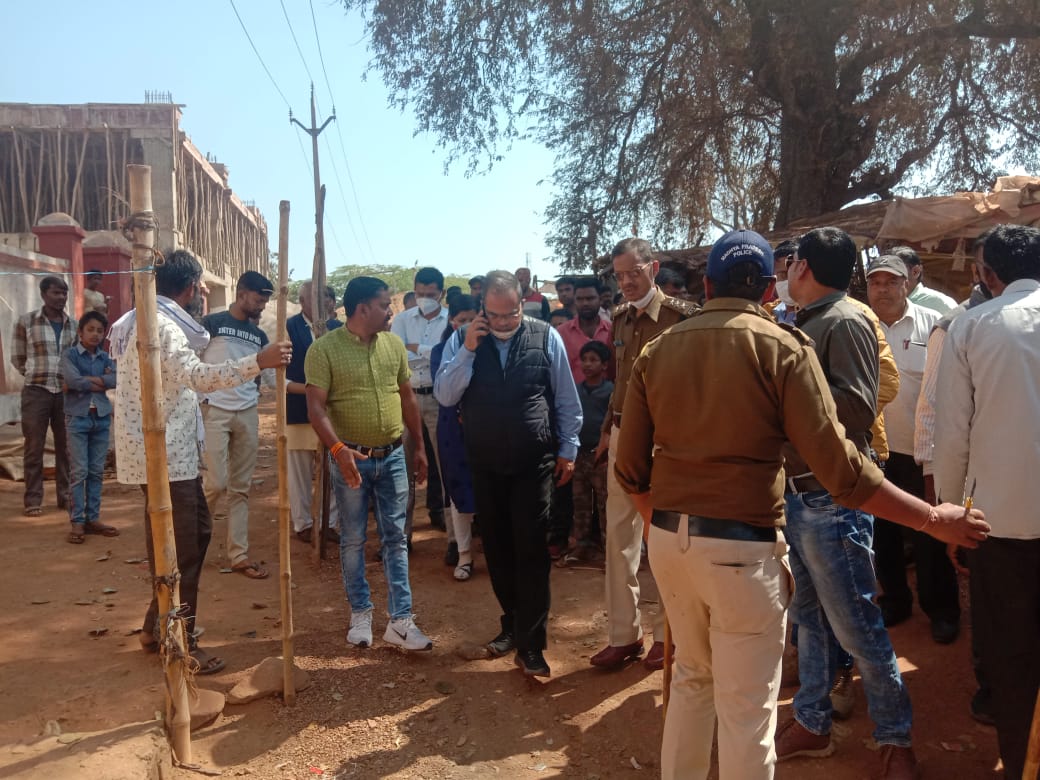 *गढ़ में 50 से अधिक अवैध कब्जाधारी दुकानों पर चली जेसीबी, मनगवा तहसील का पूरा राजस्व अमला एवं पुलिस फोर्स रही मौजूद*
