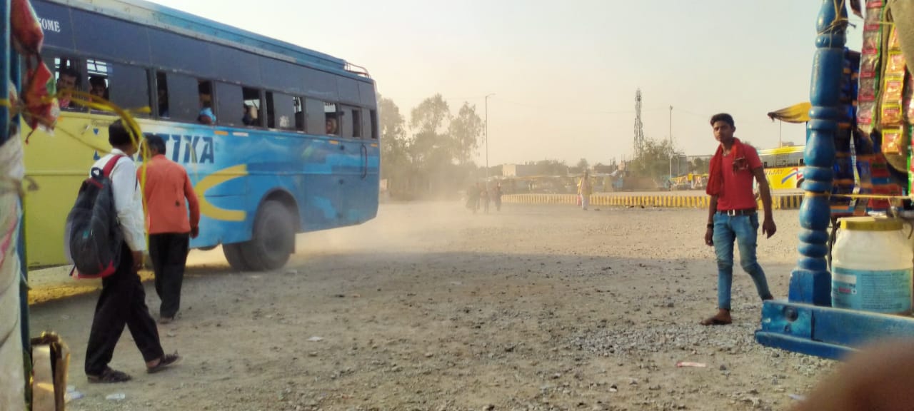  *बस स्टैंड धूल से हो रहा है परेशान यात्री