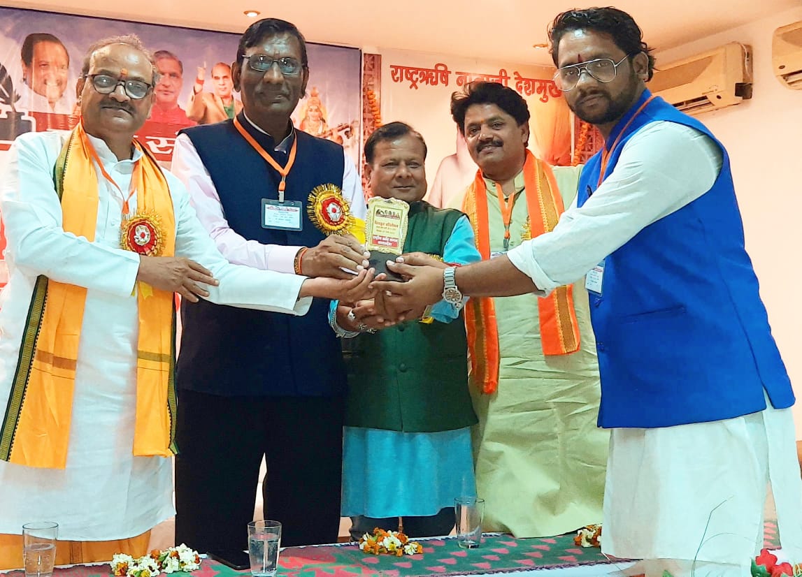 चित्रकूट में राष्ट्रीय कवियों के हाथों सम्मानित हुए सिद्धार्थ श्रीवास्तव प्रकाश पटेरिया, शंभू सिंह मनहर एवं शशिकांत यादव ने किया सम्मान
