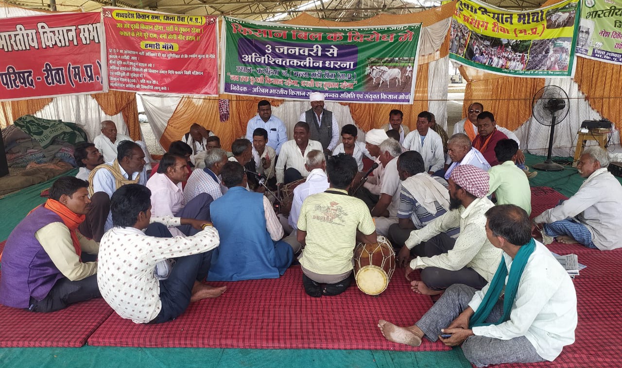 किसान बिल के विरोध में 74वें  दिन किसान नंदलाल साकेत हेमराज बधरा के नेतृत्व में दिया गया धरना