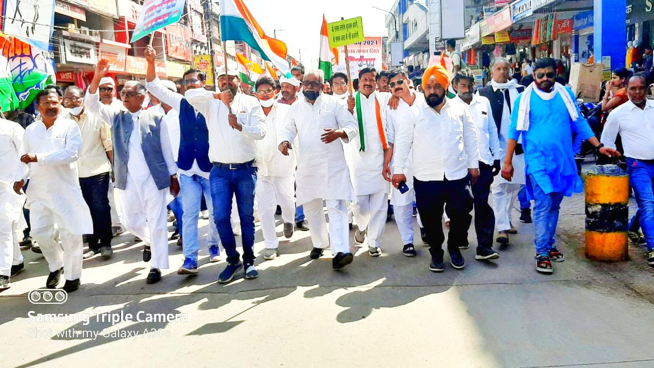 *भाजपा हटाओ लोकतंत्र बचाओ नारे के साथ कांग्रेस का लोकतंत्र सम्मान दिवस एवं तिरंगा पद यात्रा हुआ सम्पन्न