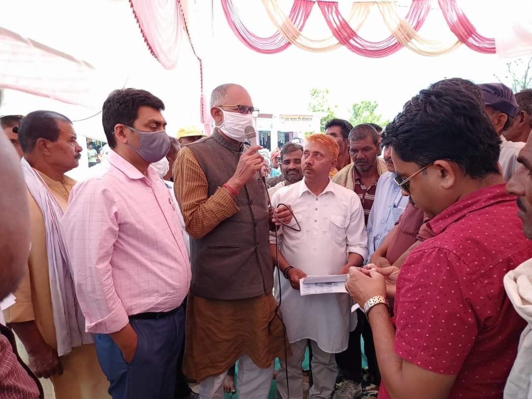 पांच दिन से लगातार धरने में बैठे कामरेड लालमणि त्रिपाठी के आगे झुका प्रशासन