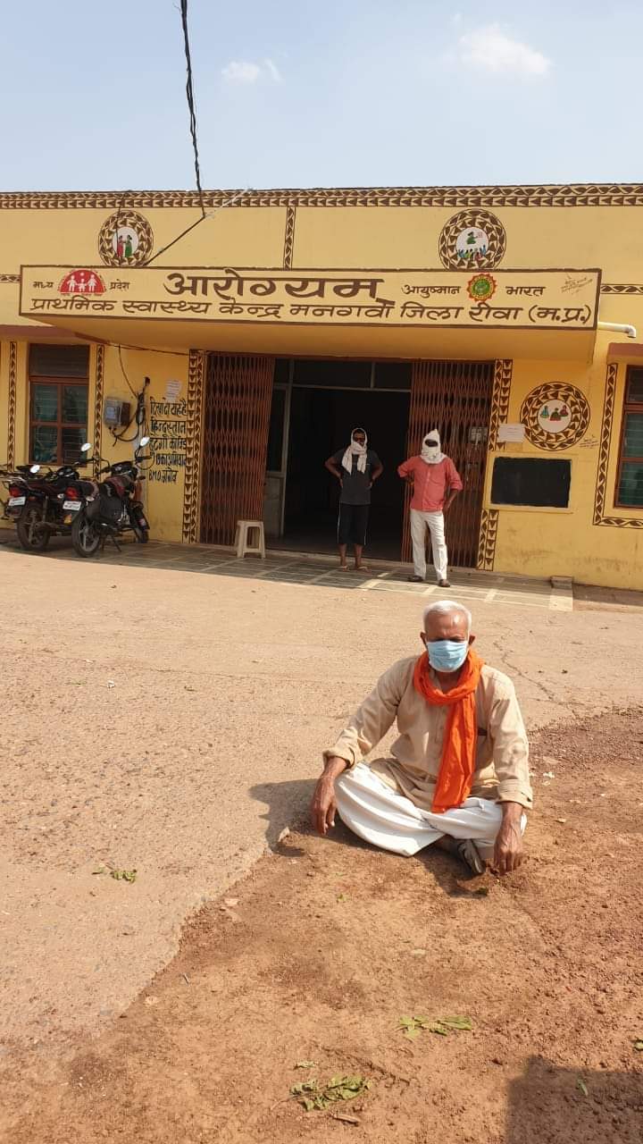 *5 सूत्री मांगों को लेकर नेताजी मनगवां अस्पताल के सामने बैठे धरने में*