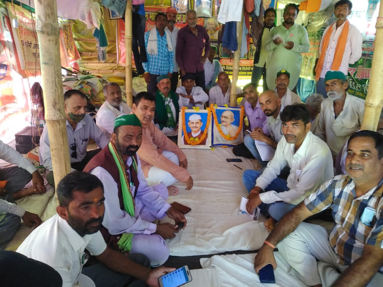 *अनिश्चितकालीन धरने में मनाई गई राष्ट्रपिता महात्मा गांधी एवं लाल बहादुर शास्त्री जी की जयंती