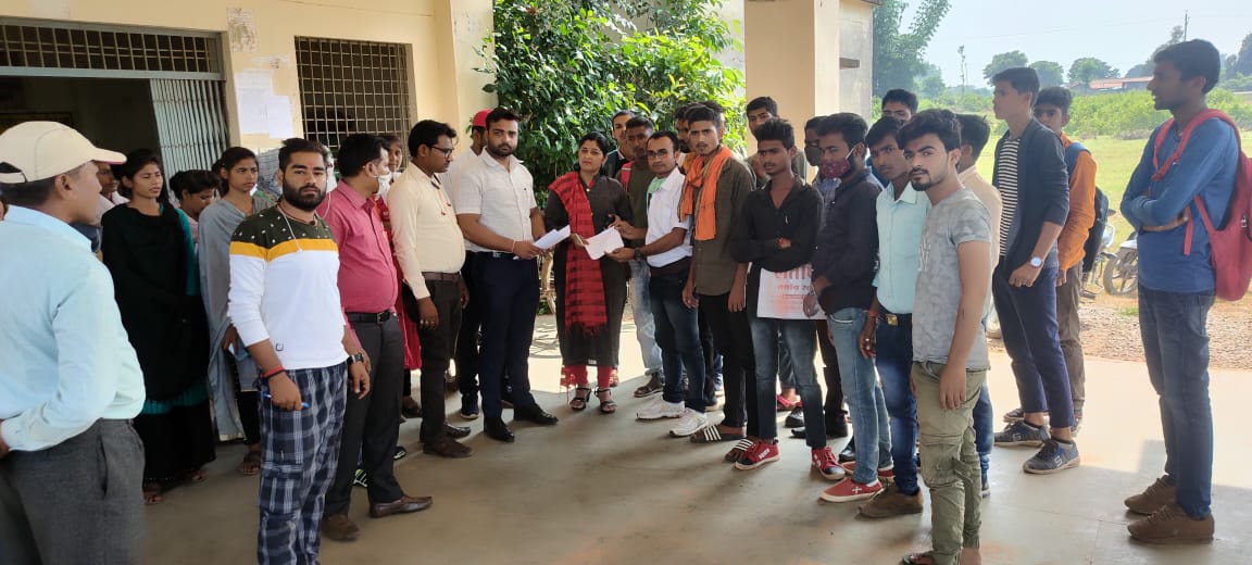  * नईगढ़ी महाविद्यालय में सीट बढ़ाने को लेकर छात्र नेता ने प्राचार्य को सौंपा ज्ञापन। * सैकड़ों छात्र-छात्राएं रही मौजूद।