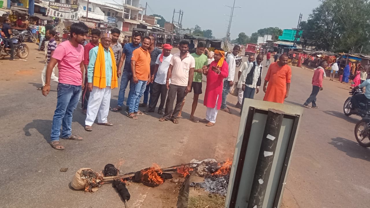 हनुमना जनपद पंचायत के अंतर्गत ग्राम पंचायत खटखरी मे बजरंग दल के सदस्यो के द्वारा आतंकवाद के खिलाफ किया गया पुतला दहन ।