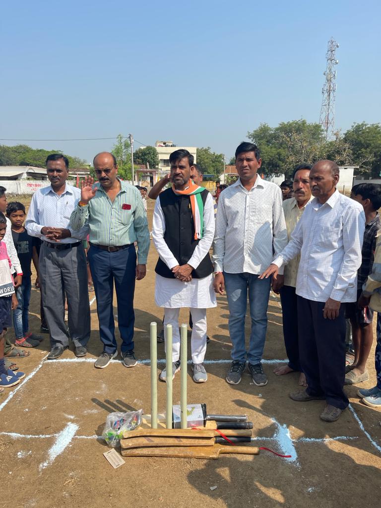 क्रिकेट मैच के शुभारंभ हेतु पहुंचे जिला पंचायत अध्यक्ष राकेश वर्मा।
